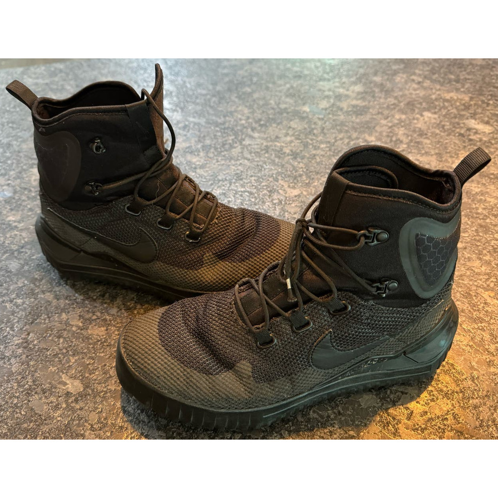Nike Air Wild Mid Triple Black Size 8 916819-001
